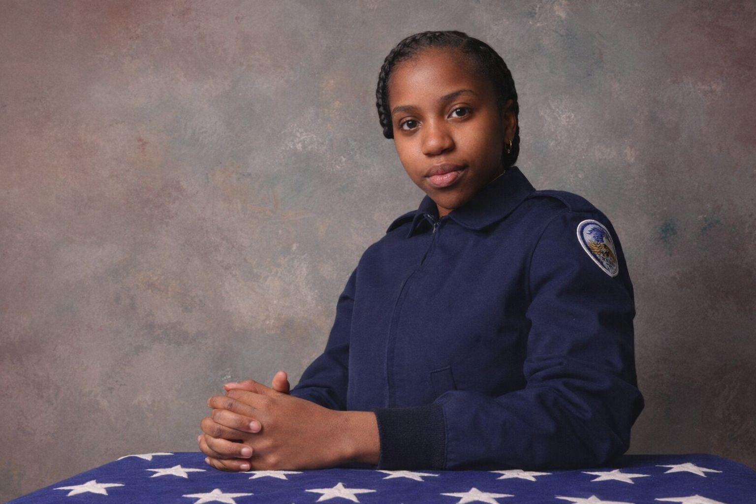 Porträtt av en ung kvinna i profil tagen i en professionell fotostudio.